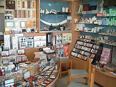 須坂市の印鑑・はんこ屋【土屋印店】は、明るい店内に豊富な品揃えです