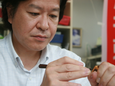 前橋市の印鑑・はんこ屋【梅原印房前橋店】真剣な表情で彫刻中の店主