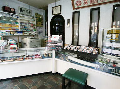 浜松市の印鑑・はんこ屋【伊藤印舗】は、明るい店内に豊富な品揃えです